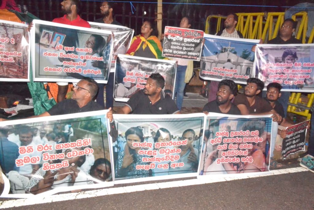 ගාලුමෝදර පිටිය අත්පත් කර ගත් ජනතාවා රාජපක්ෂ පවුල පන්නා දැමීම සඳහා නිදිවර්ජිතව සටන් වදිති.