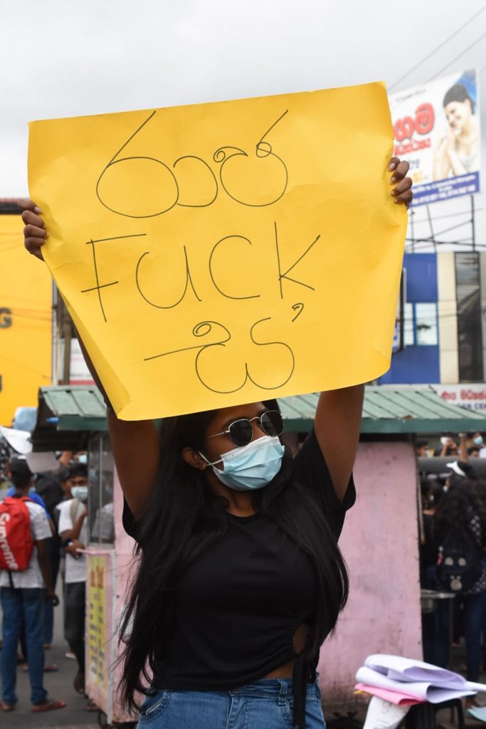 රාජපක්ෂ පවුල පන්නමු ශිෂ්‍යයෝ විදී බසිති .
