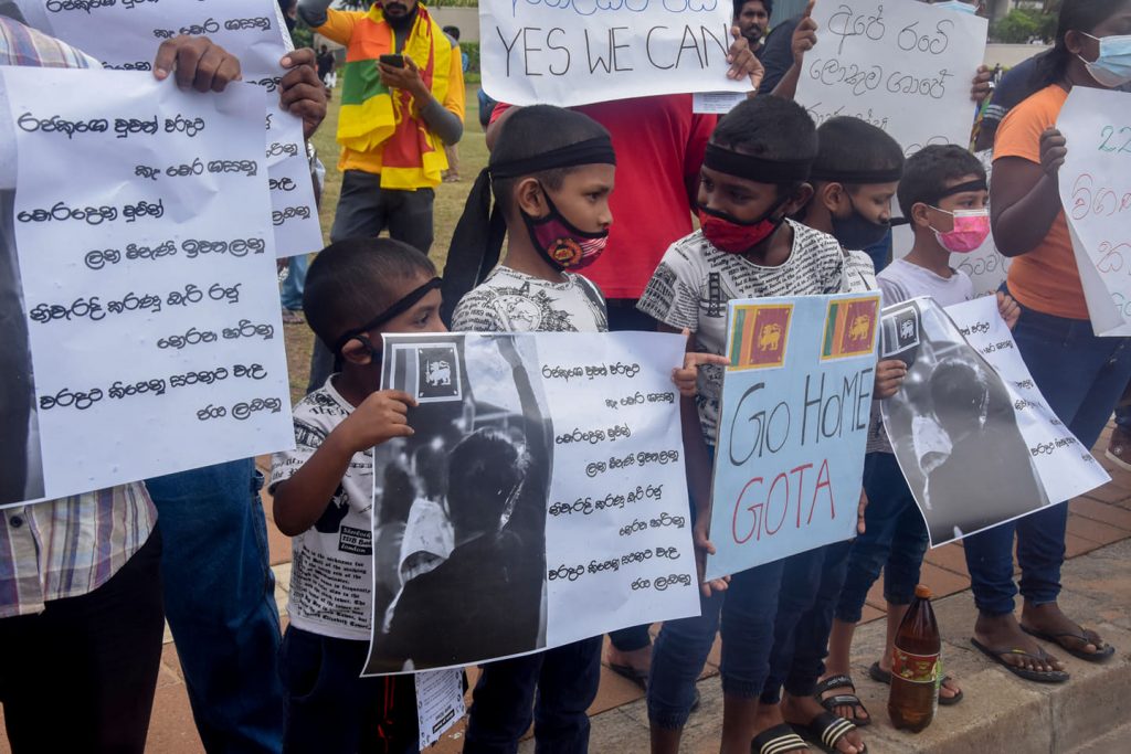 රජපක්ෂ ආණ්ඩුව පලවා හැරීමට දස දහස් ගණන් ජනයා ගලුමෝදර පිටියේ වාඩි ලා ගනී.