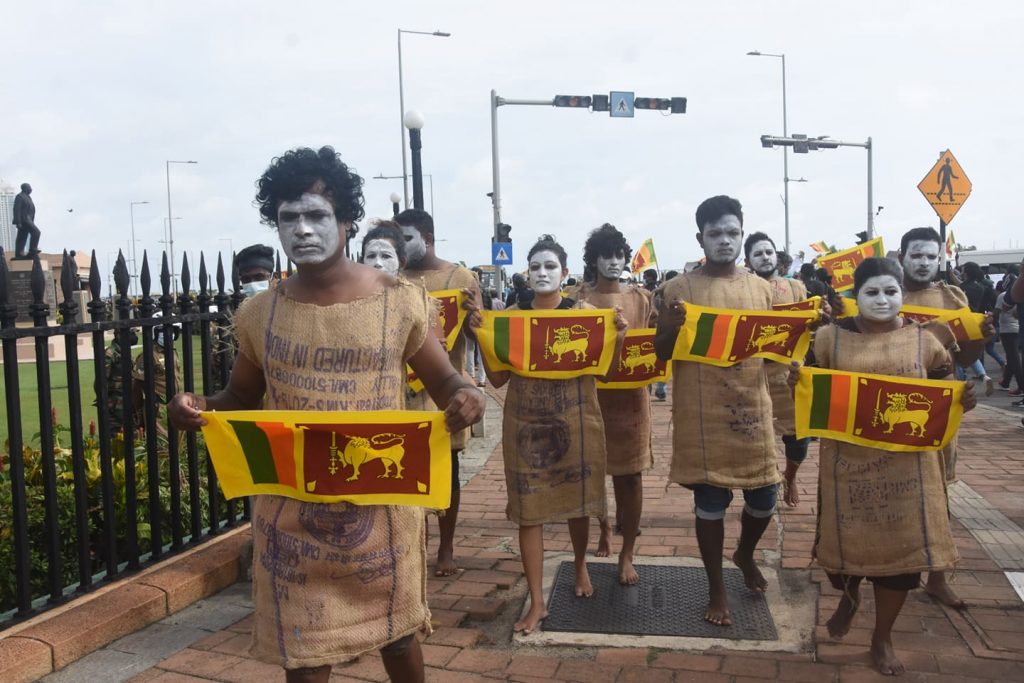 රජපක්ෂ ආණ්ඩුව පලවා හැරීමට දස දහස් ගණන් ජනයා ගලුමෝදර පිටියේ වාඩි ලා ගනී.