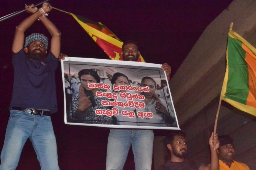 ගාලුමෝදර පිටිය අත්පත් කර ගත් ජනතාවා රාජපක්ෂ පවුල පන්නා දැමීම සඳහා නිදිවර්ජිතව සටන් වදිති.