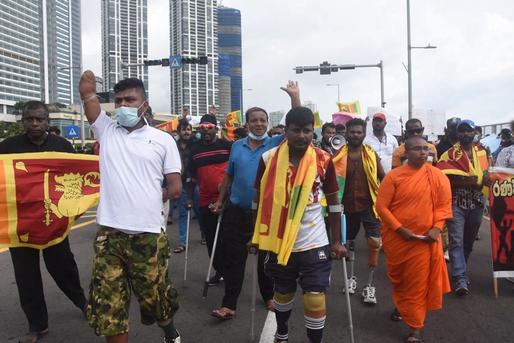 රජපක්ෂ ආණ්ඩුව පලවා හැරීමට දස දහස් ගණන් ජනයා ගලුමෝදර පිටියේ වාඩි ලා ගනී.