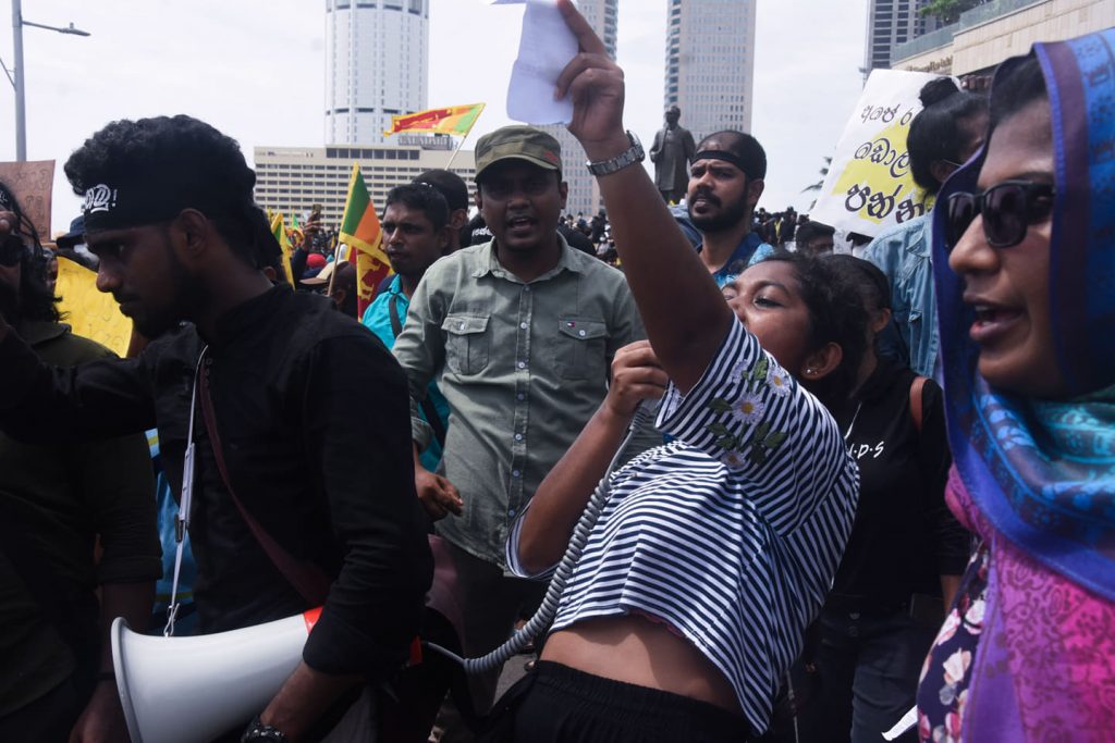 රජපක්ෂ ආණ්ඩුව පලවා හැරීමට දස දහස් ගණන් ජනයා ගලුමෝදර පිටියේ වාඩි ලා ගනී.