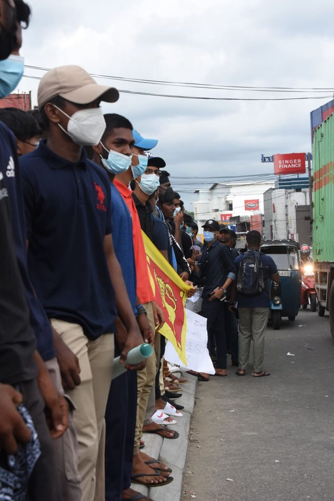 රාජපක්ෂ පවුල පන්නමු ශිෂ්‍යයෝ විදී බසිති .