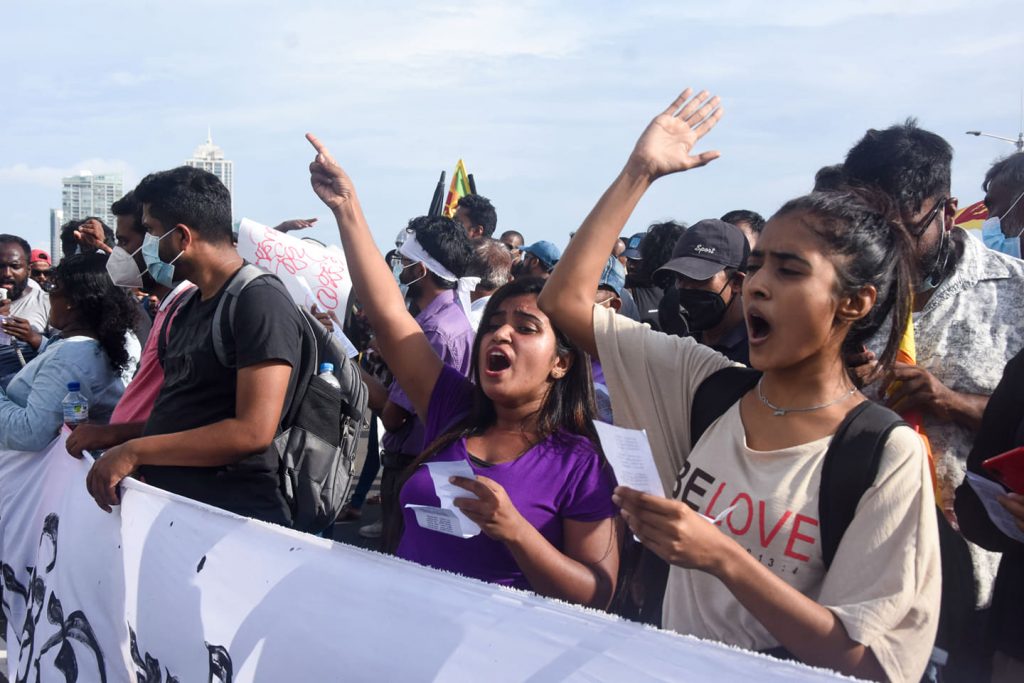 රජපක්ෂ ආණ්ඩුව පලවා හැරීමට දස දහස් ගණන් ජනයා ගලුමෝදර පිටියේ වාඩි ලා ගනී.