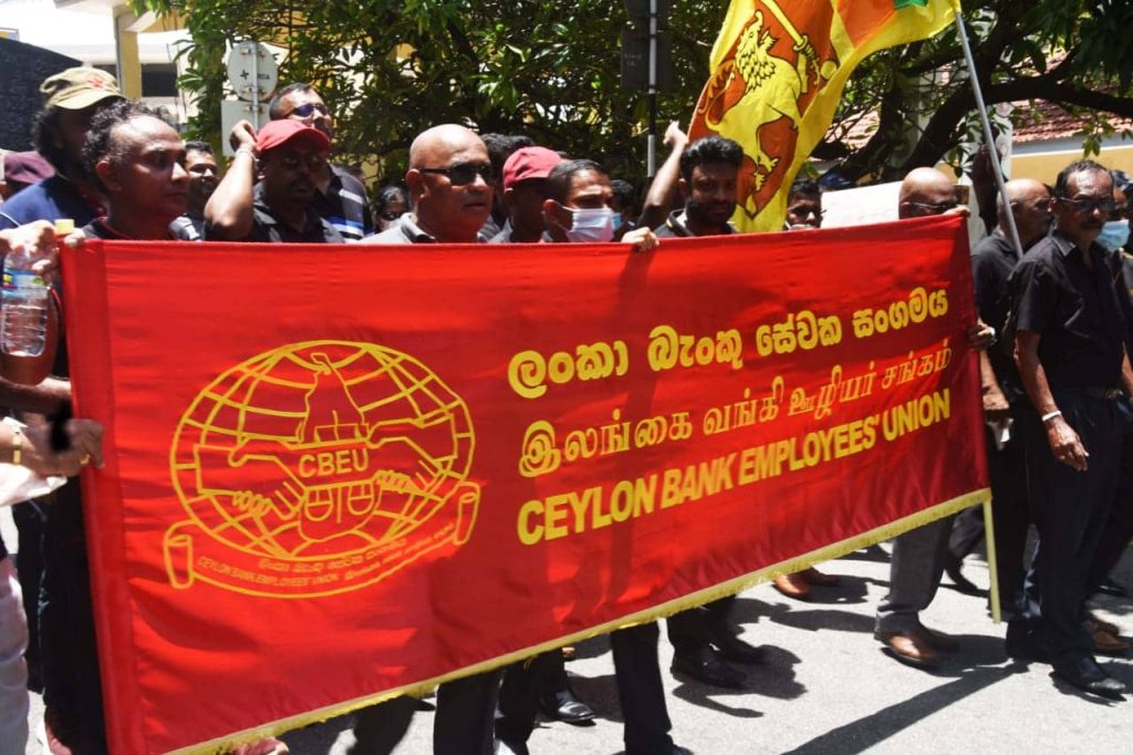 ගාලුමෝදර වැඩකරන ජනතාව ගෙන් පිරි ඉතිරි යති .