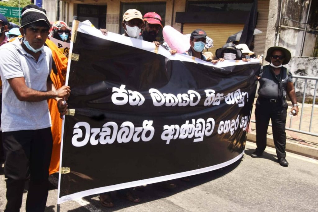 ගාලුමෝදර වැඩකරන ජනතාව ගෙන් පිරි ඉතිරි යති .