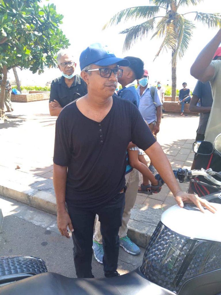 කවුද මේ මොකද කරන්නේ, මේ පුද්ගලයාව දන්නවාද?
