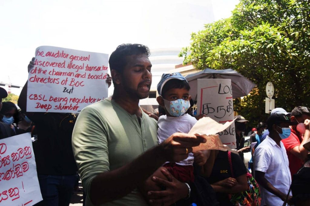 ගාලුමෝදර වැඩකරන ජනතාව ගෙන් පිරි ඉතිරි යති .