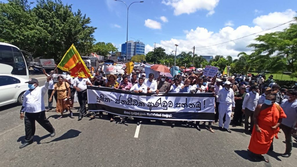 ගාලුමෝදර වැඩකරන ජනතාව ගෙන් පිරි ඉතිරි යති .