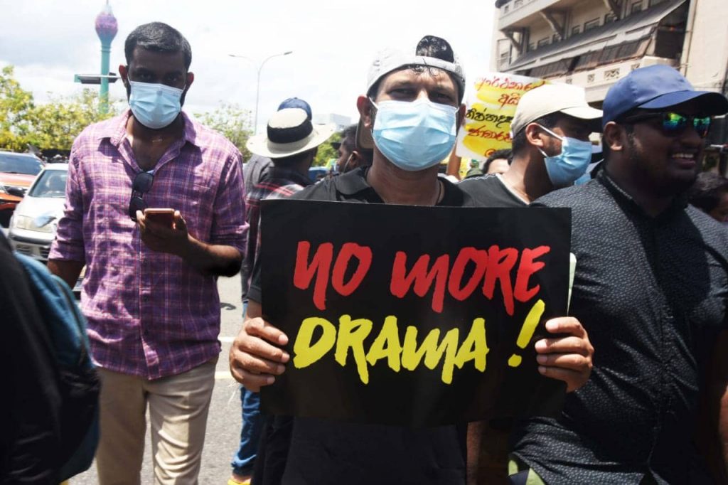 ගාලුමෝදර වැඩකරන ජනතාව ගෙන් පිරි ඉතිරි යති .