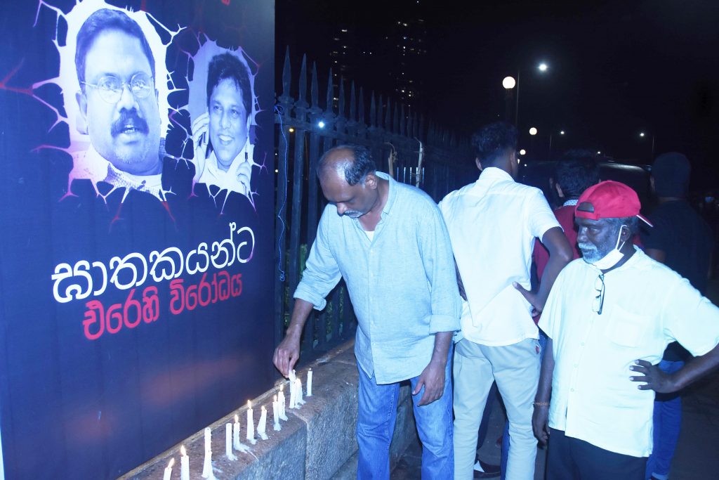 රාජපක්ෂලා ගේ කුලී හේවායෝ විසින් ගලවා දැමු මාධ්‍යවේදීන් පුවරු ශ්‍රී ලංකා වෘත්තීය ජනමාධ්‍යවේදීන් නැවත සවි කරයි .