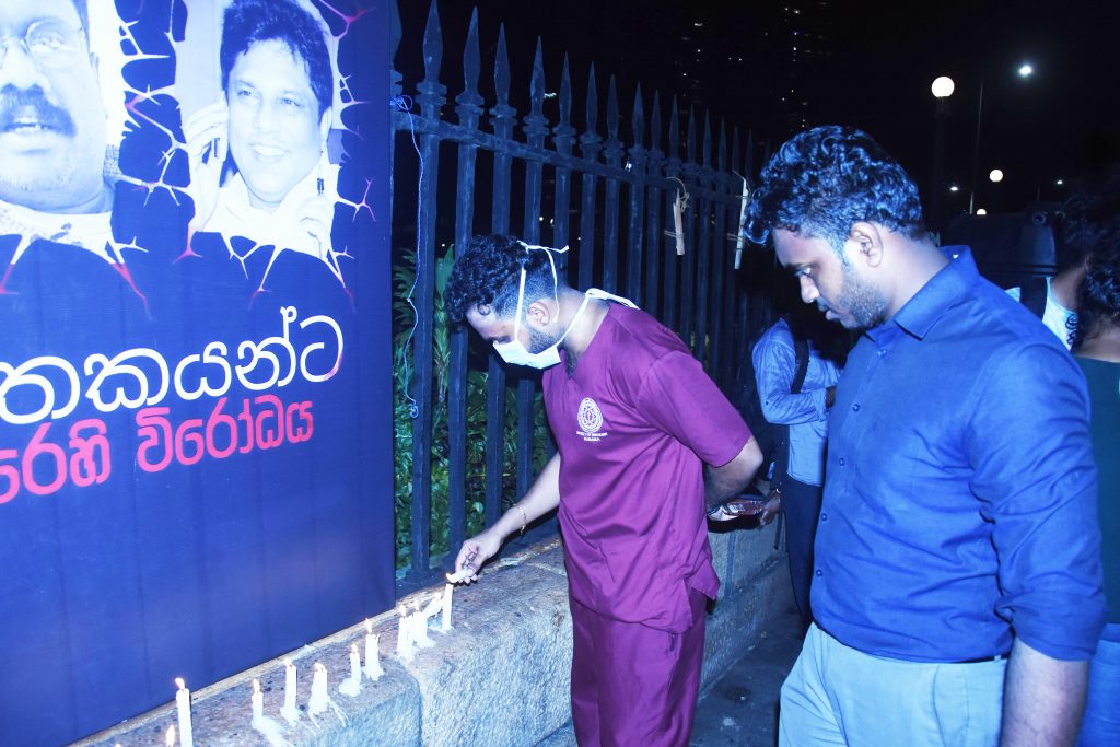 රාජපක්ෂලා ගේ කුලී හේවායෝ විසින් ගලවා දැමු මාධ්‍යවේදීන් පුවරු ශ්‍රී ලංකා වෘත්තීය ජනමාධ්‍යවේදීන් නැවත සවි කරයි .