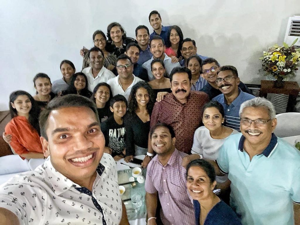 ගෝඨාභය රාජපක්ෂව සිංහාසනයේ තැබු අයත් මුළු රටම කියන්නෙත් රාජපක්ෂලා පන්නමු කියලා .