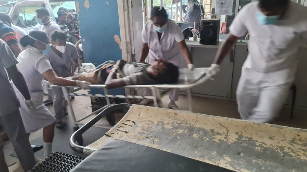 රඹුක්කන පොලිසිය උද්ඝෝෂකයින්ට වෙඩි තබා එක් අයෙක් මරුට , දෝලාහකගේ තත්වය බරපතළයි .
