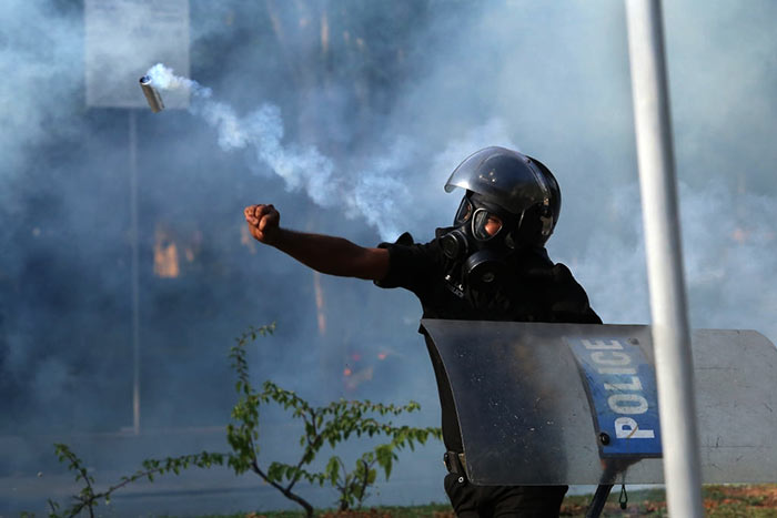 රඹුක්කන පොලිසිය උද්ඝෝෂකයින්ට වෙඩි තබා එක් අයෙක් මරුට , දෝලාහකගේ තත්වය බරපතළයි .
