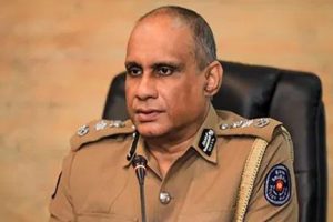 පොලිස් දෙපාර්තමේන්තුවට ගුල්ලෝ ගහලා.