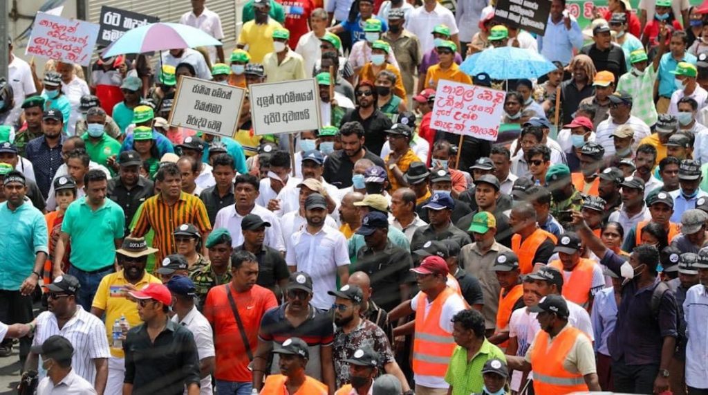 හර්තාලයට සහය දැක්වන පෙළපාලියක් රාජගිරියෙන් සිට පාර්ලිමේන්තුව දක්වා.