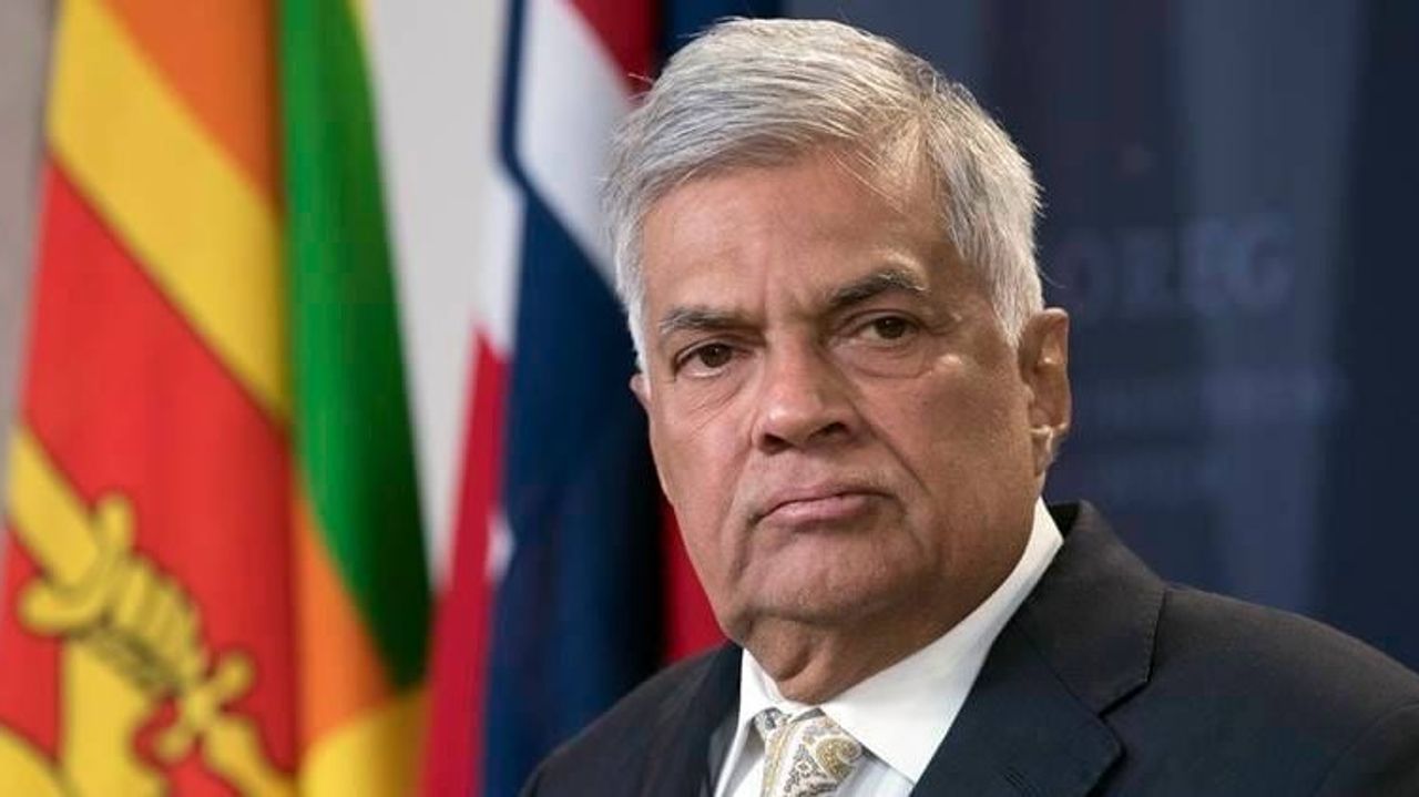 අරගලකරුවන් අගමැති නිල නිවෙස වටලති.