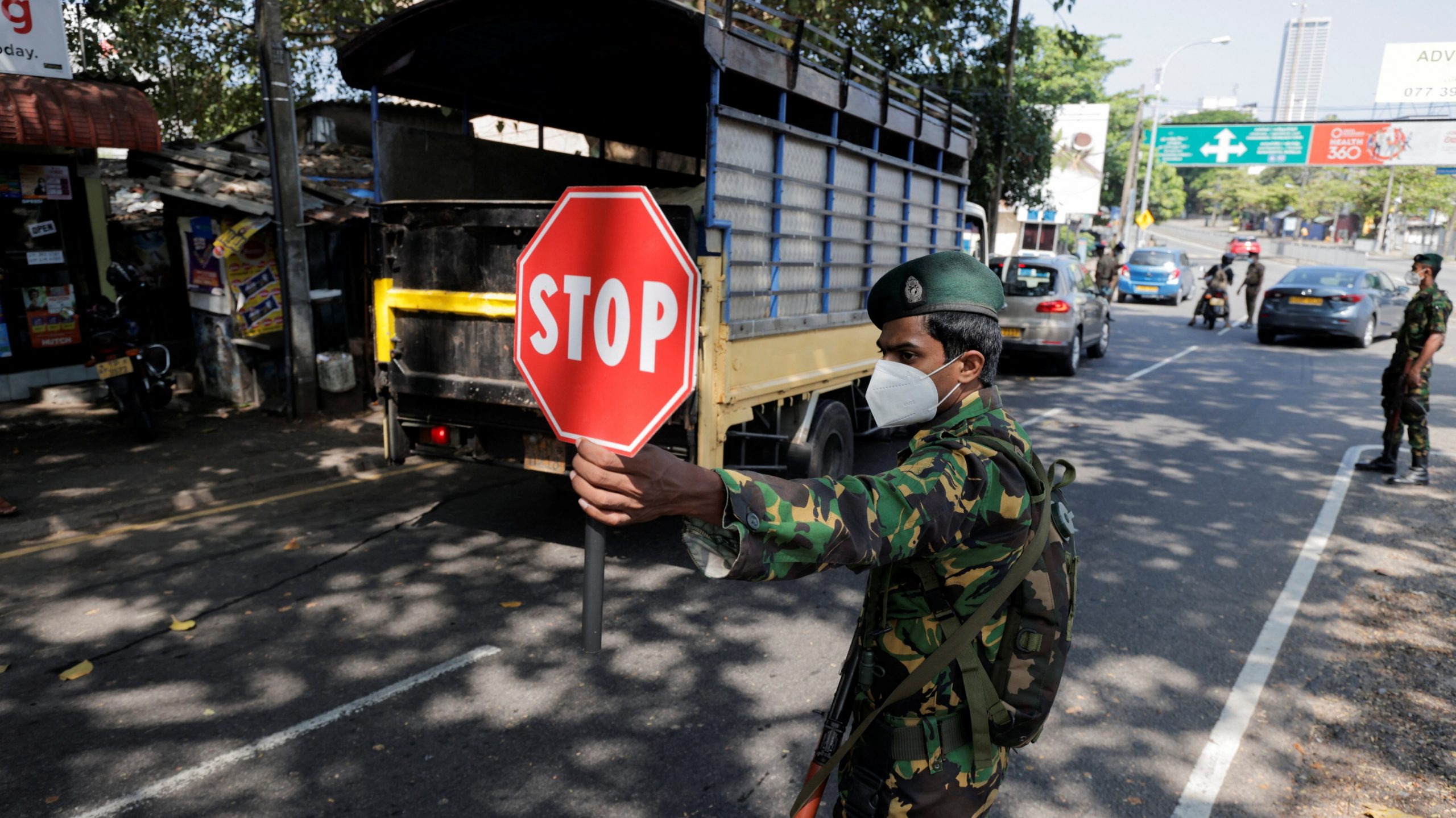 ඇදිරි නීතිය පැය කීපයක් ලිහිල් කර , අද පස්වරුවේ සිට යළි බලාත්මක කෙරේ.