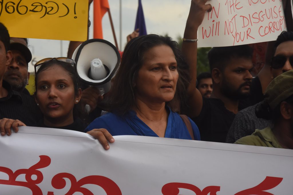 කලාකරූවෝ ගාලුමෝදර සටන් බිම හැඩ කරති