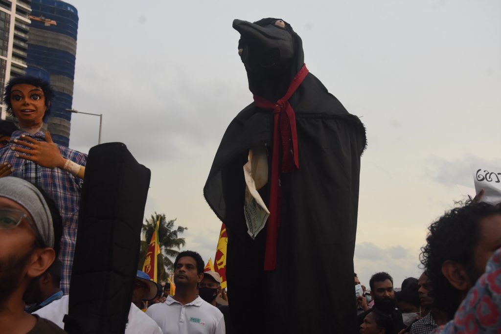 කලාකරූවෝ ගාලුමෝදර සටන් බිම හැඩ කරති