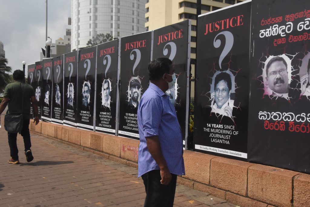 රාජපක්ෂ රෙජීමයේ කුලී හමුදා මගින් කඩා බිද දැමු ජනමාවේදින් ගේ පුවරු යළි අරගල බිමට