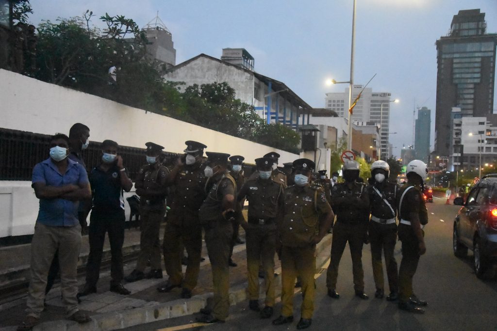මයිනාගම දේපාර්ශවයේ එකඟත්වයෙන් පදික වේදිකාවෙන් ඉවත් වෙති .
