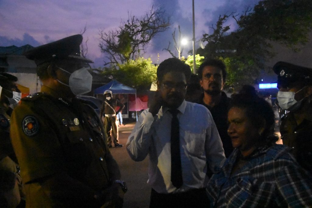 මයිනාගම දේපාර්ශවයේ එකඟත්වයෙන් පදික වේදිකාවෙන් ඉවත් වෙති .