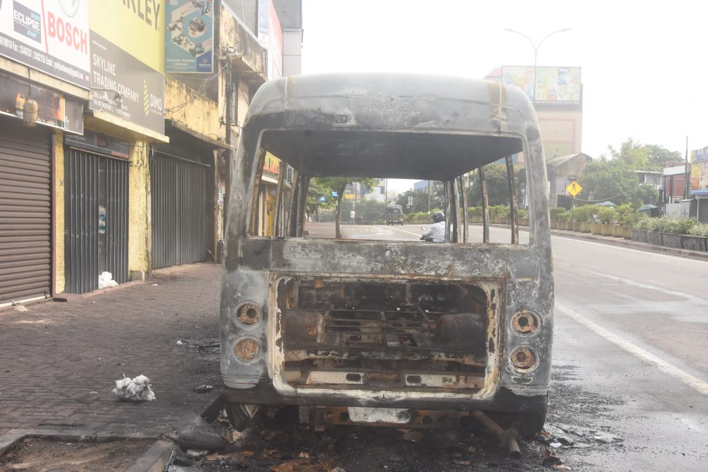 පංච්කාවත්ත හංන්දියේ නියෝජ්‍ය පොලිස් පති ගේ වාහනය ඇතුළු වාහන තුනක් ගිනි තබයි.