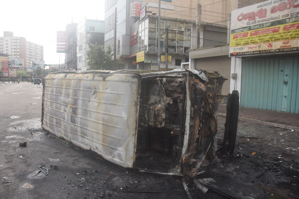 පංච්කාවත්ත හංන්දියේ නියෝජ්‍ය පොලිස් පති ගේ වාහනය ඇතුළු වාහන තුනක් ගිනි තබයි.