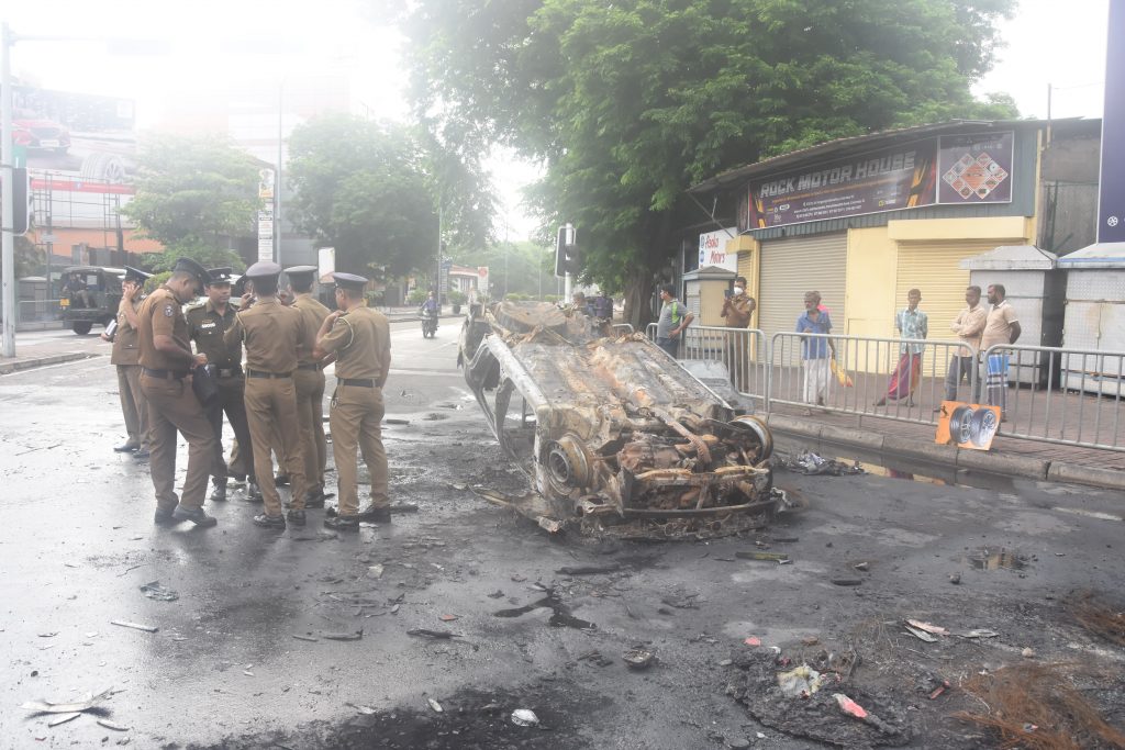 පංච්කාවත්ත හංන්දියේ නියෝජ්‍ය පොලිස් පති ගේ වාහනය ඇතුළු වාහන තුනක් ගිනි තබයි.
