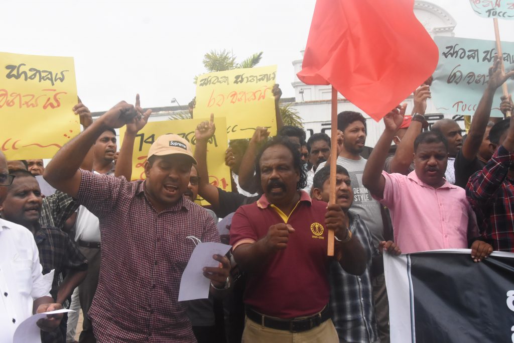 ගෝඨා ගෝ ගමට එල්ල කළ මැර ප්‍රහාරය හෙළා දැක ව ෘත්තීය සමිති උද්ඝෝෂණයක.
