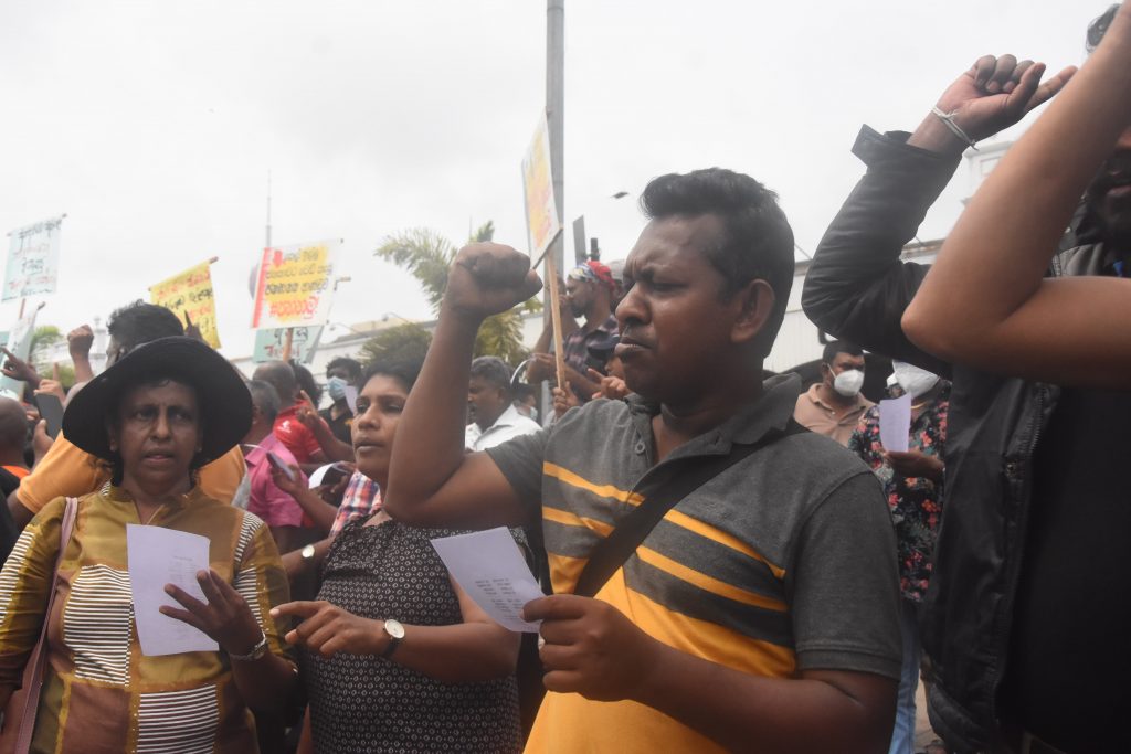 ගෝඨා ගෝ ගමට එල්ල කළ මැර ප්‍රහාරය හෙළා දැක ව ෘත්තීය සමිති උද්ඝෝෂණයක.