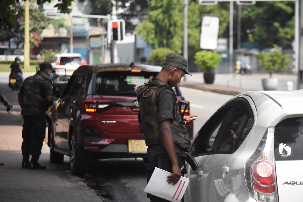 හමුදාව සීරුවෙන් ජන ජිවිතය සමාන්‍ය පරිදි.