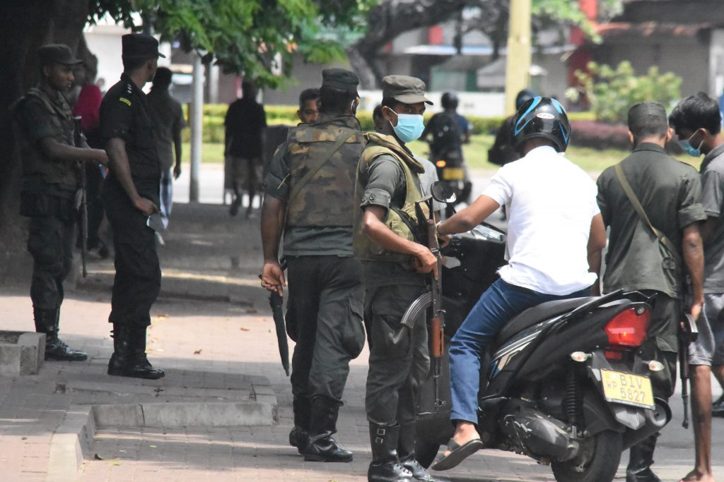 හමුදාව සීරුවෙන් ජන ජිවිතය සමාන්‍ය පරිදි.
