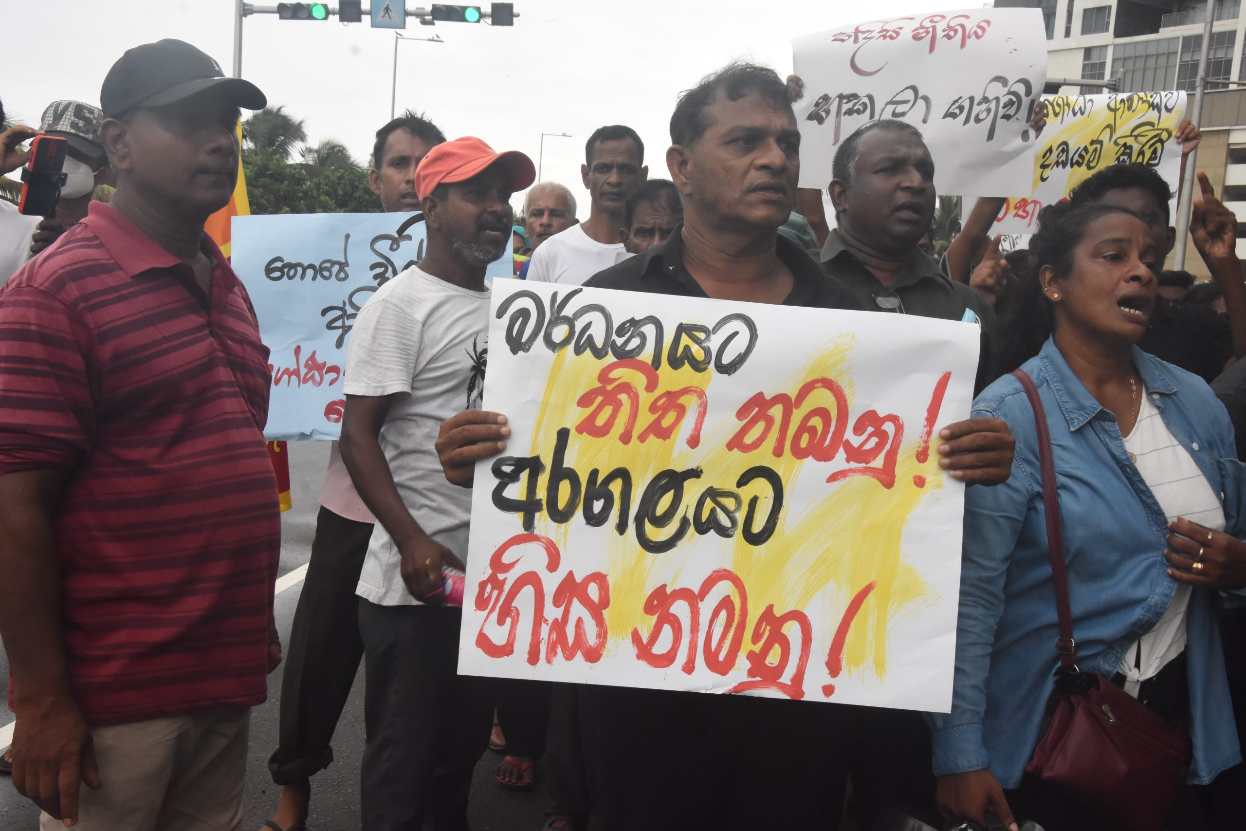 අරගලකරුවන් අත්අඩංගුවට ගැනිම වහා නතර කරන්නැයි ගෝඨා ගෝ ගම විදි බ්සියි
