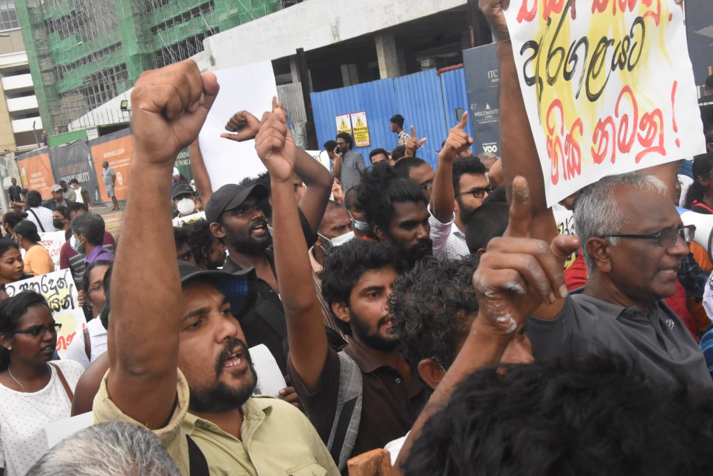 අරගලකරුවන් අත්අඩංගුවට ගැනිම වහා නතර කරන්නැයි ගෝඨා ගෝ ගම විදි බ්සියි