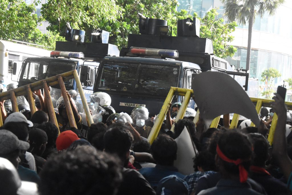 ගෝඨා - රනිල් කුමන්ත්‍රණය පැරදවිමට කොළඹ ආ අන්තරයට කදුළු ගැස් සහා ජල ප්‍රහාර.