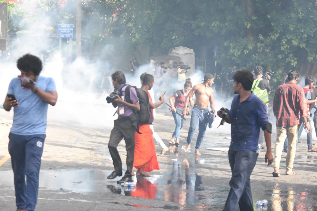 ගෝඨා - රනිල් කුමන්ත්‍රණය පැරදවිමට කොළඹ ආ අන්තරයට කදුළු ගැස් සහා ජල ප්‍රහාර.