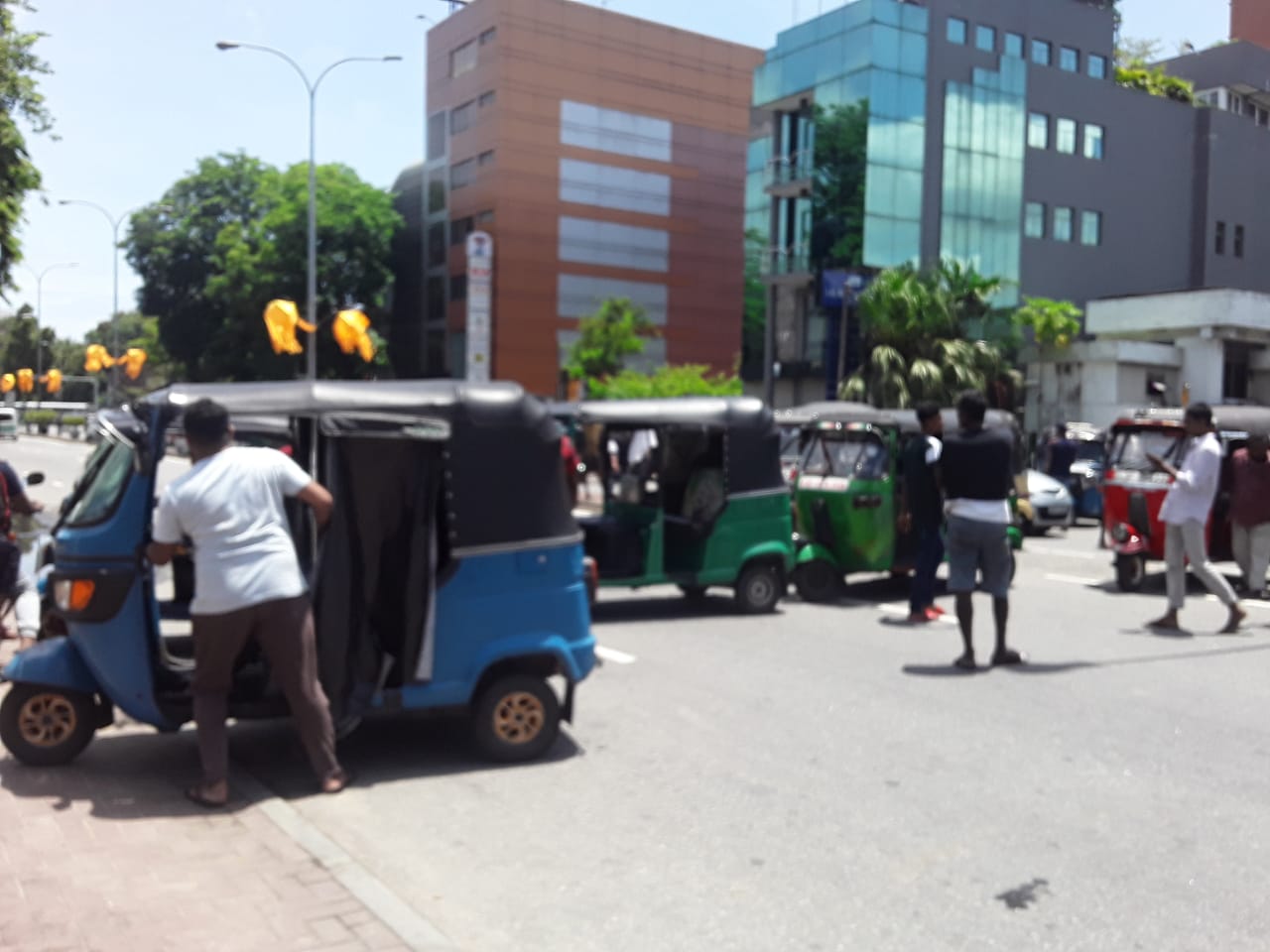 මාලිගාවත්ත ප්‍රදේශයේ ජනතාව තෙල් ඉල්ලා පාර වසයි.