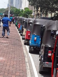 රට පුරා දහස් ගණන් තෙල් පොලිම් වල.