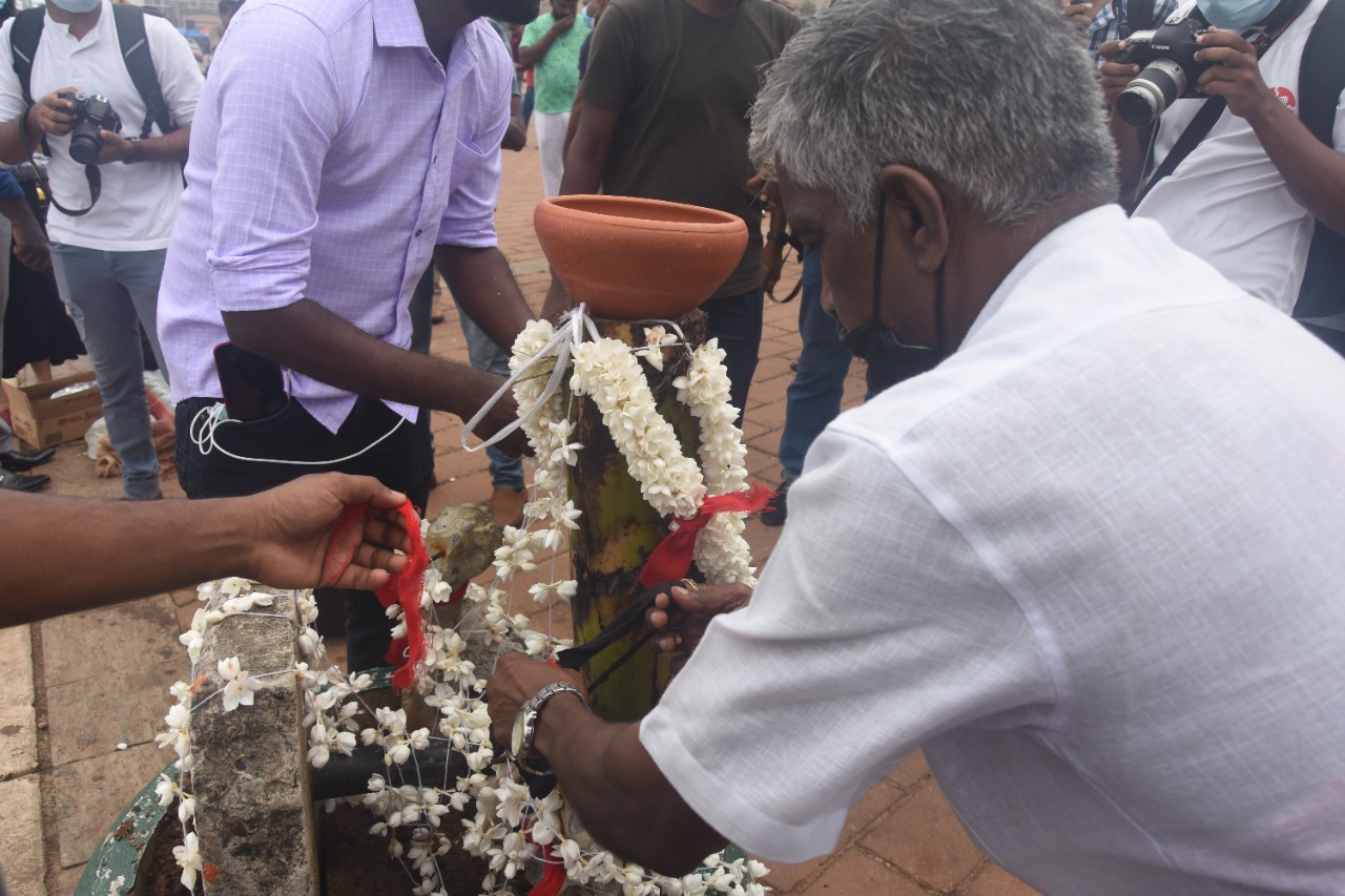 ගෝඨා ගෝ ගම දී සැමරු වෙල්ලමුල්ලිවයික්කාල සමරු උළලේ ජායාරූප පෙලක්.