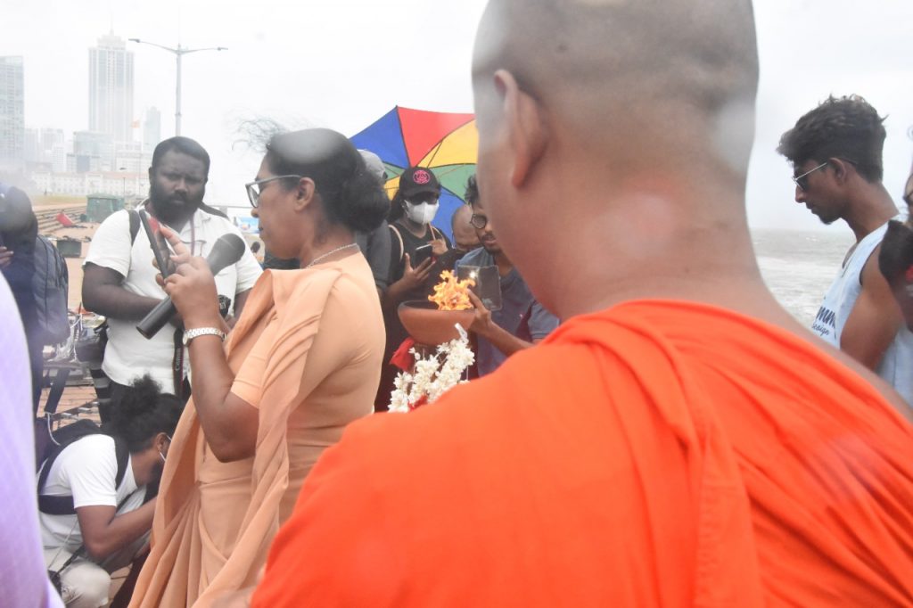 ගෝඨා ගෝ ගම දී සැමරු වෙල්ලමුල්ලිවයික්කාල සමරු උළලේ ජායාරූප පෙලක්.