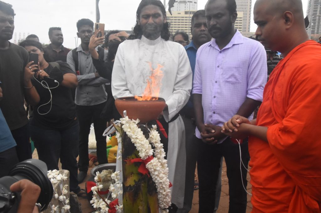 ගෝඨා ගෝ ගම දී සැමරු වෙල්ලමුල්ලිවයික්කාල සමරු උළලේ ජායාරූප පෙලක්.