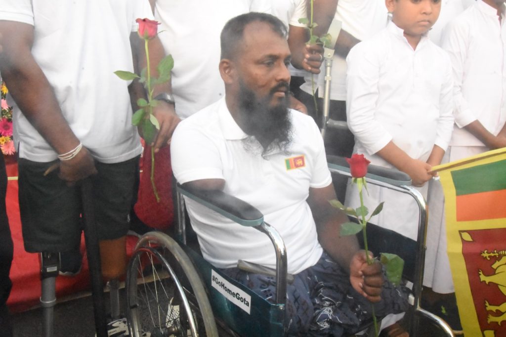 රණවිරුවෝ යුද විරුවන් සමරයි.