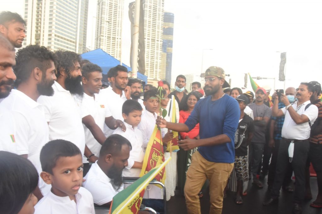 රණවිරුවෝ යුද විරුවන් සමරයි.