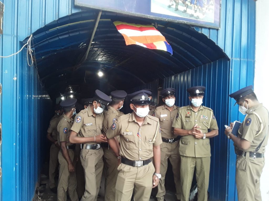 ජෝන්ස්ටන් ප්‍රනාන්දු අත්අඩංගුවට ගන්නැයි CID ඉදිරිපිට උද්ඝෝෂණ.