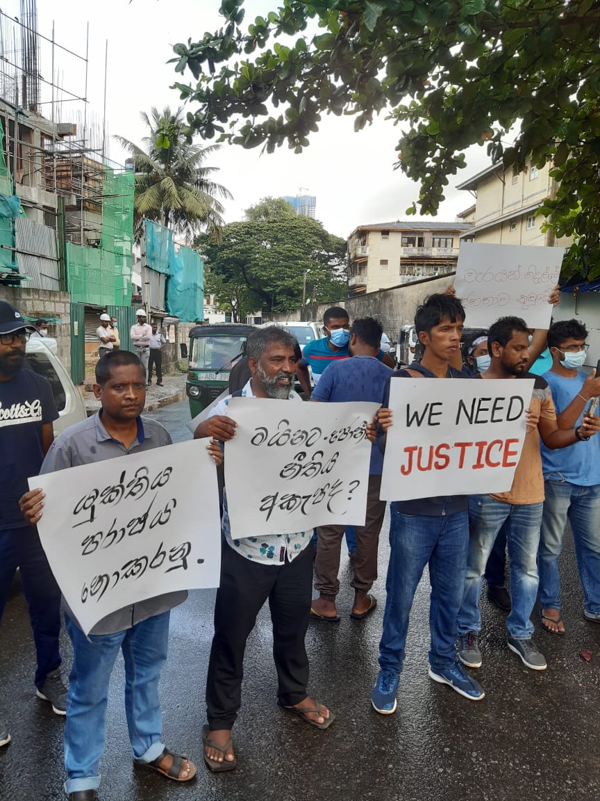කොටුව මහෙස්ත්‍රාත් අධිකරණය ඉදිරිපිට අරගලකරුවන් උද්ඝෝෂණය කරති.