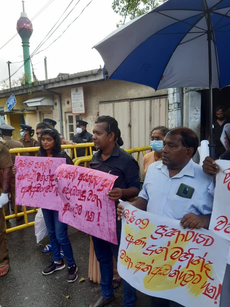 කොටුව මහෙස්ත්‍රාත් අධිකරණය ඉදිරිපිට අරගලකරුවන් උද්ඝෝෂණය කරති.